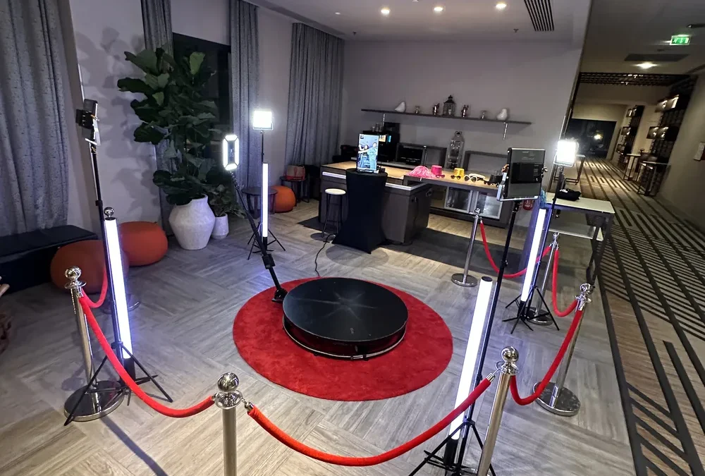 Photobooth 360° Photobooth Paris Events installé pour un événement à Paris – plateforme rotative, tapis rouge et éclairage LED