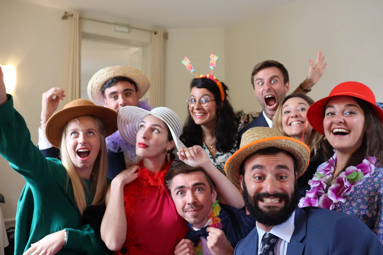 Invités avec accessoires au photobooth à Paris 11e
