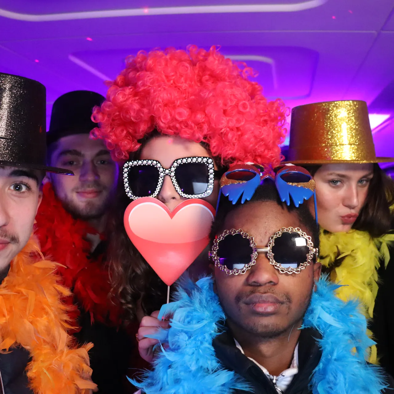 Invités au photobooth avec accessoires lors d’un événement à Paris 8e
