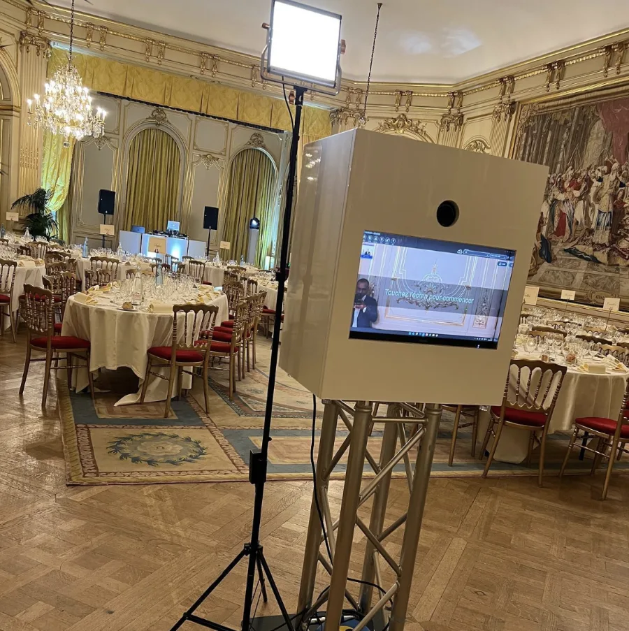 Borne photo installée dans une salle de restaurant pour une soirée dans le Val-de-Marne